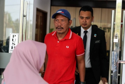 Abli (tengah) didenda RM10,000 di Mahkamah Majistret Setiu hari ini. - Foto Bernama