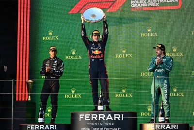 Verstappen (tengah) mengungguli GP Australia di Litar Albert Park, Melbourne pada Ahad. Foto EPA