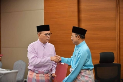 Wan Rosdy menyampaikan surat pelantikan kepada Razali yang dilantik sebagai Setiausaha UMNO Pahang bagi Sesi 2023-2026. - Foto: FB WAN ROSDY WAN ISMAIL
