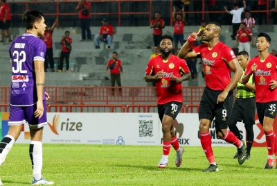 Pemain Negeri Sembilan, Mark Goulon (dua, kanan) meraikan jaringan golnya ketika menentang Kelantan FC pada perlawanan Liga Super di Stadium Tuanku Abdul Rahman, Paroi.
