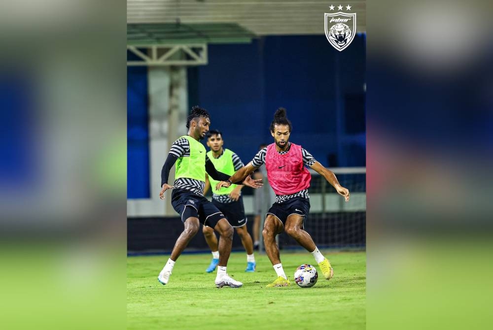 Pemain JDT Syameer Kutty Abba (kiri) dan La'vere Corbin Ong, menjalani latihan menjelang aksi berdepan Perak FC, pada Selasa. - Foto FB Johor Southern Tigers