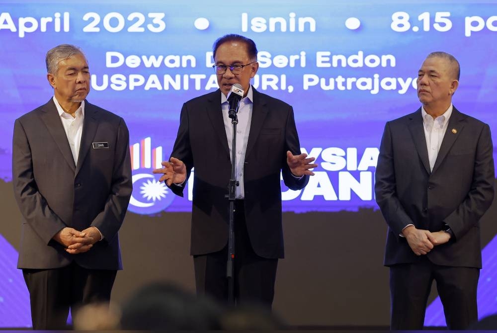 Anwar (tengah) menyampaikan ucapan pada Majlis Perhimpunan Bulanan Perdana Menteri Bersama Warga Jabatan Perdana Menteri (JPM) di Dewan De' Seri Endon, Puspanitapuri pada Isnin. Turut sama kedua-dua Timbalan Perdana Menteri, Datuk Seri Dr Ahmad Zahid Hamidi (kiri) dan Datuk Seri Fadillah Yusof. - Foto Bernama