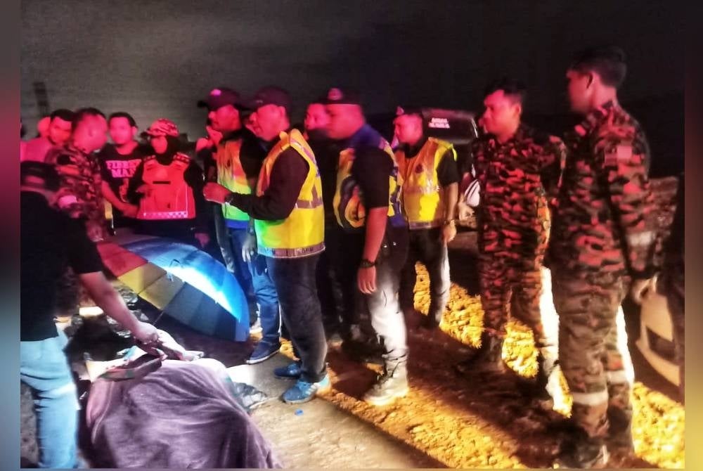 Mayat mangsa kemudiannya diserahkan kepada pihak polis untuk tindakan lanjut. - Foto JBPM