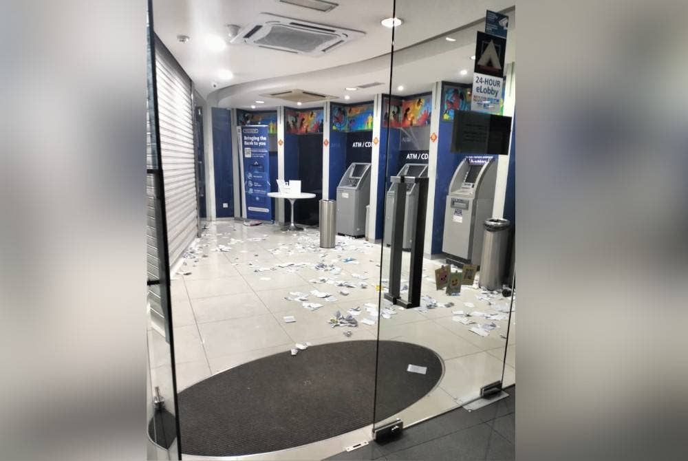 Keadaan ATM sebuah bank di Taman Nusa Bestari selepas seorang lelaki bertindak memecahkan skrin ATM pada awal pagi Isnin.