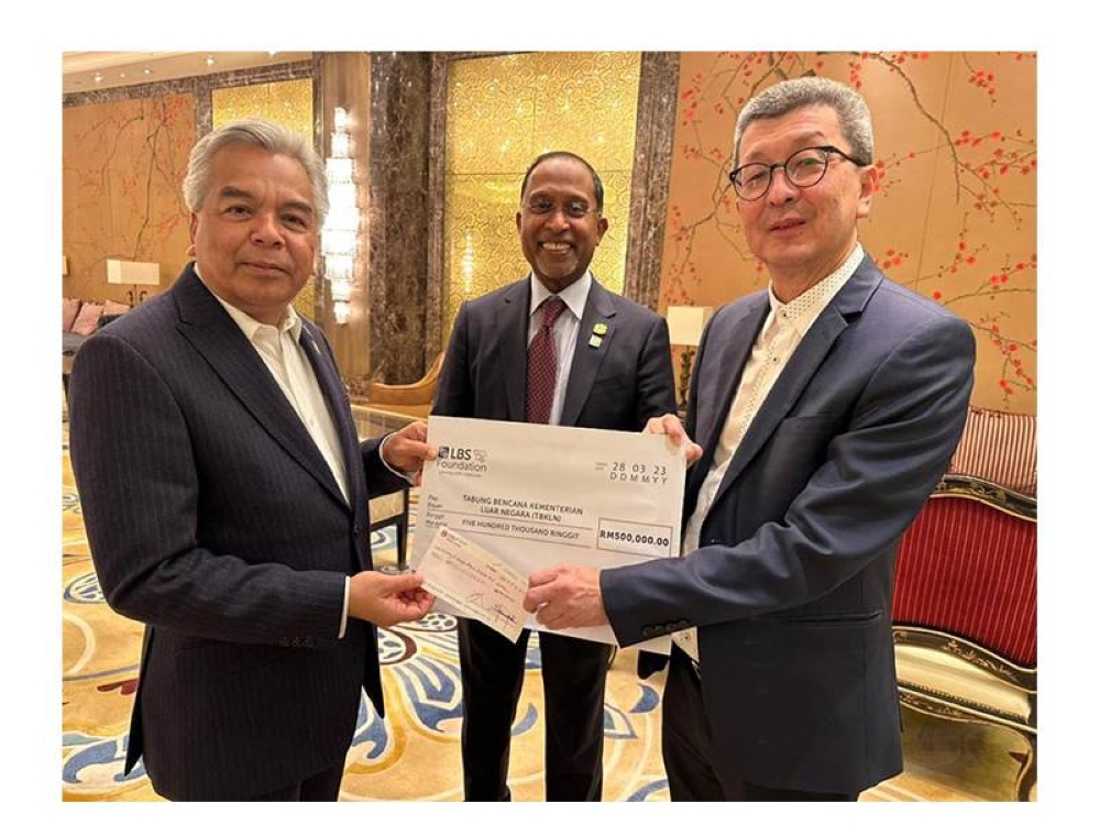 Lembaga Pemegang Amanah LBS Foundation,Tan Sri Lim Hock San (kanan), menyerahkan sumbangan kepada Ketua Setiausaha Kementerian Luar Negeri, Datuk Sri Amran Mohamed Zin (kiri) sambil disaksikan Menteri Luar Negeri, Datuk Seri Dr. Zambry Abdul Kadir di China World Hotel, Beijing, semalam.
