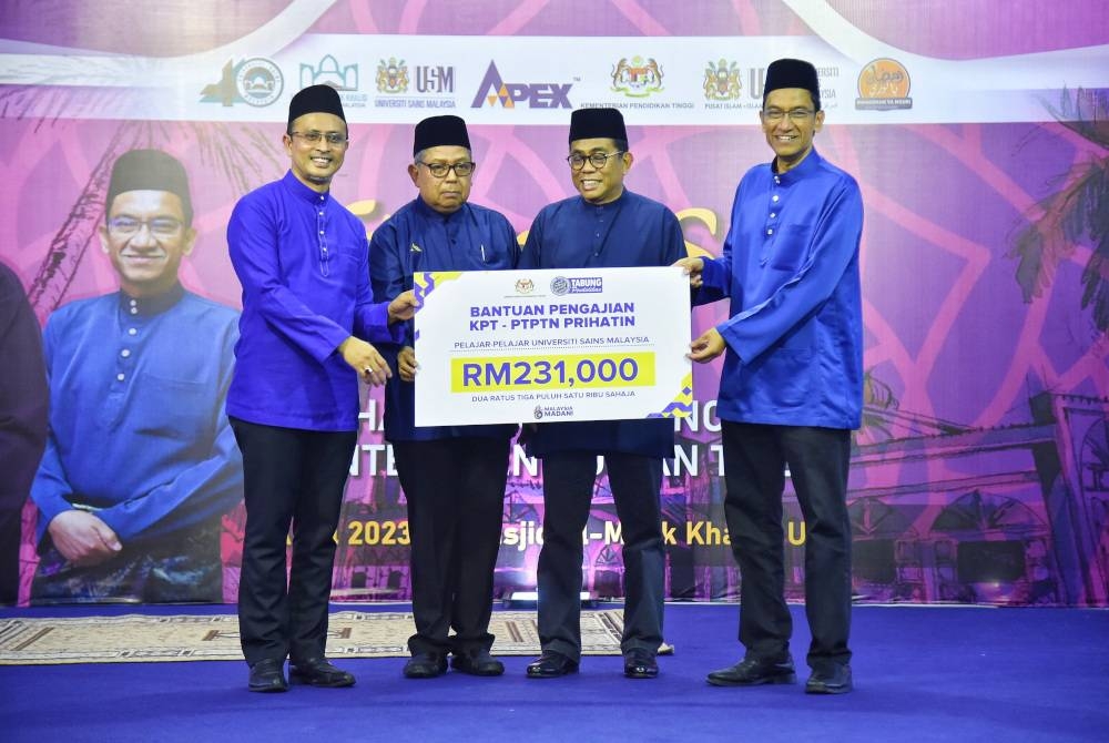 Dari kiri: Ahmad Dasuki, Awang Adek, Mohamed Khalid dan Abdul Rahman pada majlis penyampaian Bantuan Pengajian KPT-PTPTN Prihatin kepada pelajar USM telah diadakan di Masjid Al-Malik Khalid USM, Gelugor.