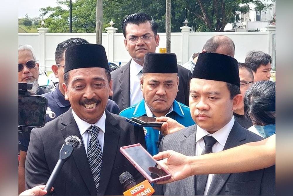 Norazlan (kiri) tiba di Pintu 3 Istana Negara pada Isnin setelah berjalan kaki sejauh 312 kilometer (km) dari Tol Skudai. - Foto Facebook Ahli Parlimen Tasek Gelugor, Datuk Wan Saiful Wan Jan