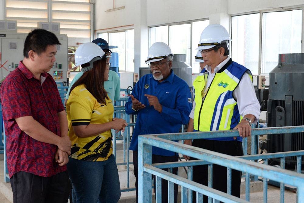 Mohammad Nizar (kanan) ditemani Ishak (dua dari kanan) meninjau kerja-kerja di LRA Teluk Kepayang, Bota susulan terputusnya bekalan air di daerah Perak Tengah dan Manjung.
