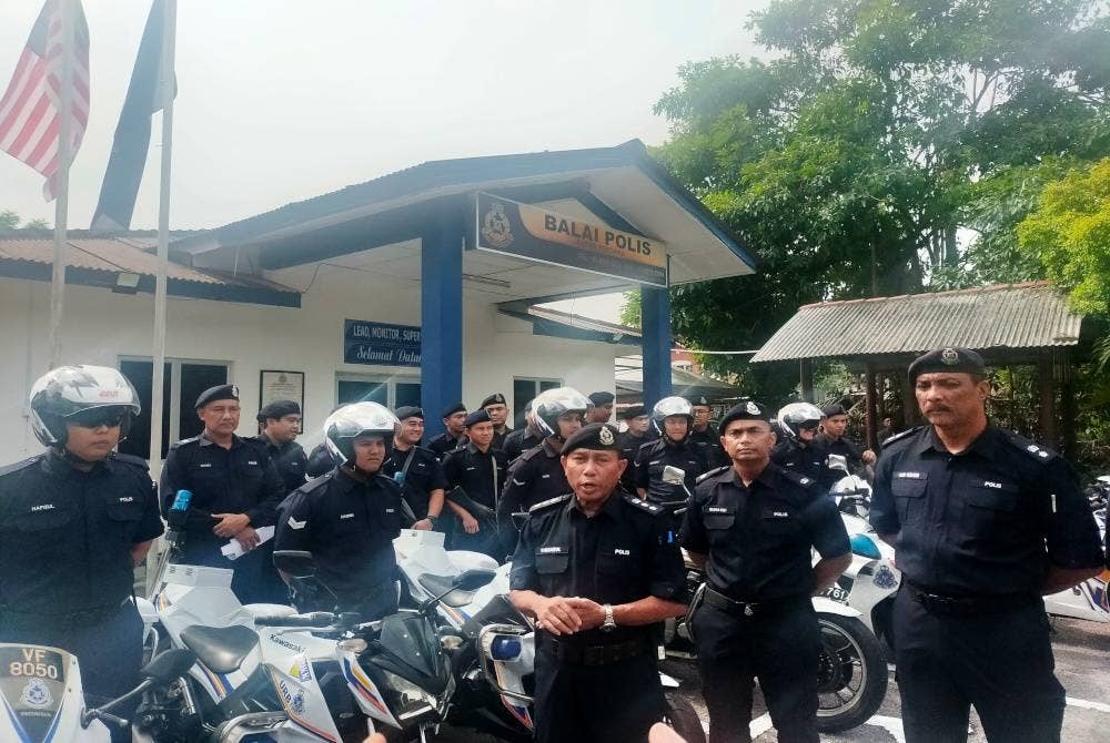 Wan Kamarul (tiga dari kanan) memberi taklimat kepada anggota URB sebelum berlepas melaksanakan Op Cegah Jenayah di Balai Polis Putra Perdana, Puchong pada Isnin.