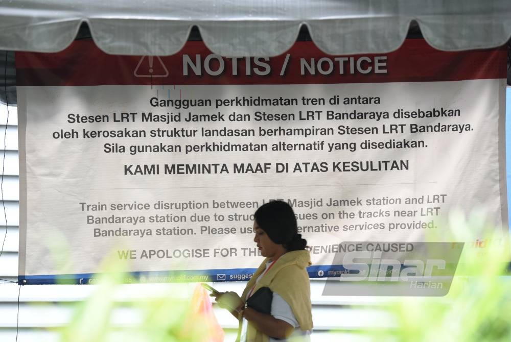 Notis pemberitahuan yang diletakkan di setiap stesen yang ditutup. - FOTO RAFEQ REDZUAN