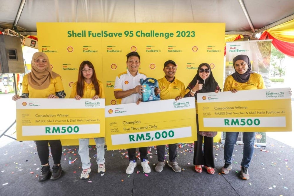 Pengurus Kawasan Utara Shell Malaysia, Lim Yee Kang (tengah) menyampaikan hadiah kepada lima peserta yang menyertai Shell FuelSave 95 Challenge 2023 wilayah Utara di Ipoh.