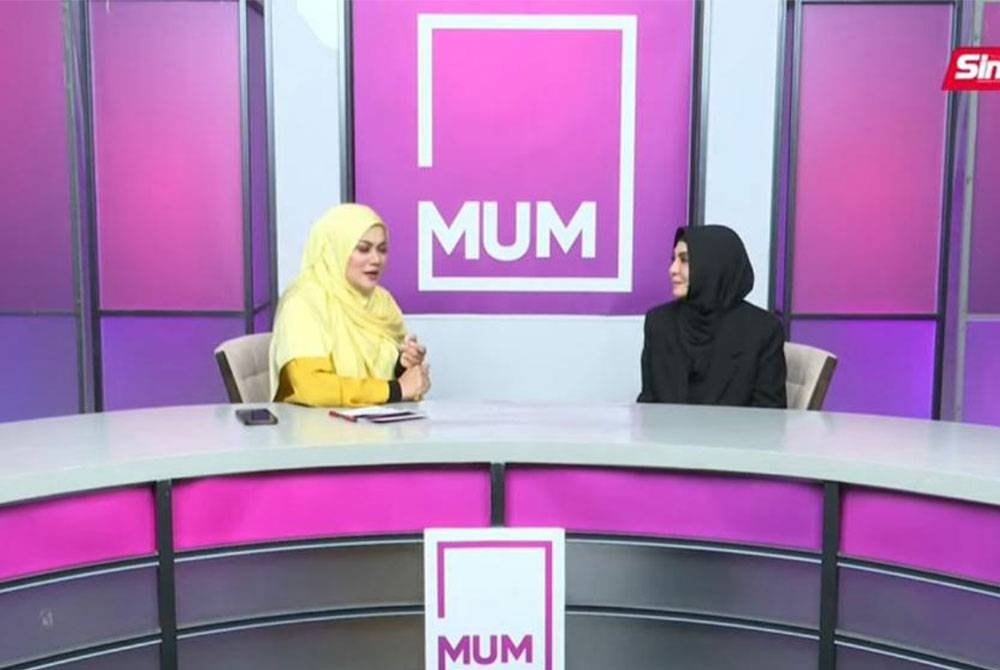 Zizi Kirana (kanan) ketika program MUM yang disiarkan di semua platform digital Sinar Harian pada Isnin.