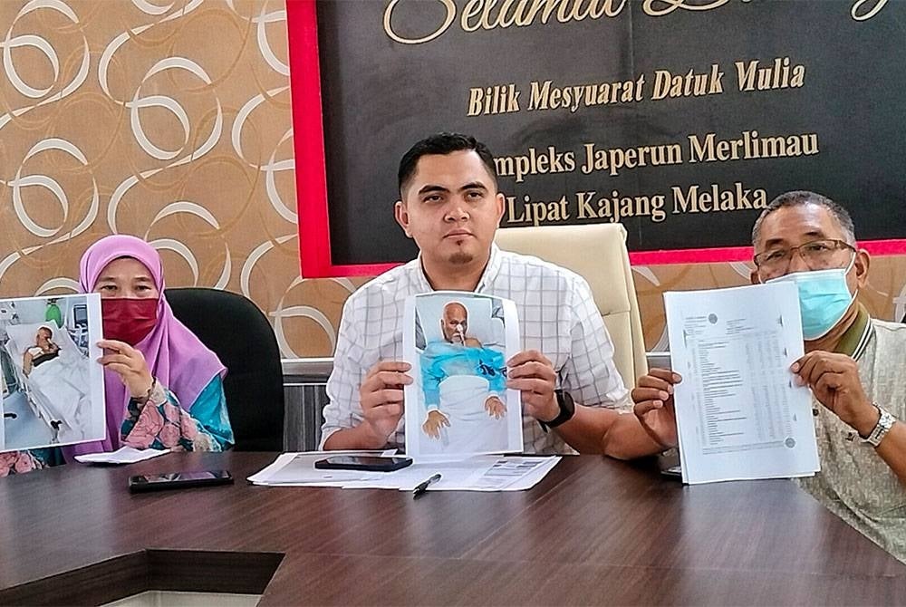 Dr Akmal (dua dari kiri) menunjukkan gambar Kamis Ahmad yang masih ditahan di Hospital Al-Sheda Syarif Mansour,di Mekah.