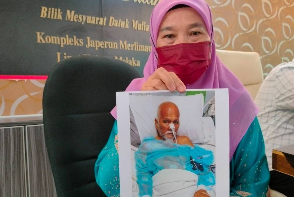 Jaliah menunjukkan gambar suaminya yang diuji masalah kesihatan sehari sebelum mereka pulang mengerjakan umrah pada Mac lalu.