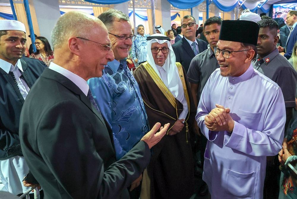 Anwar beramah mesra bersama perwakilan asing semasa Majlis Iftar Perdana Menteri bersama Ahli Jemaah Menteri, Ahli Dewan Negara, Ahli Dewan Rakyat, Penjawat Awam, Duta dan Perwakilan Asing di Kompleks Seri Perdana malam ini. - Foto Bernama