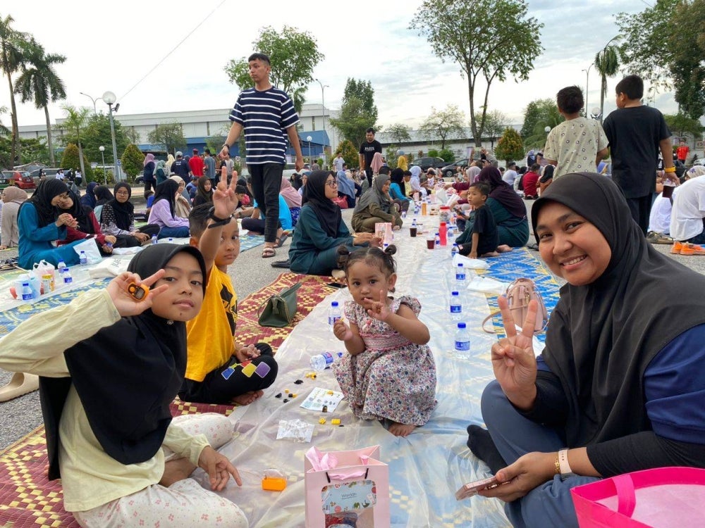 Pengunjung turut hadir memeriahkan program Iftar Ala Madinah @Karangkraf bersama anak-anak. 