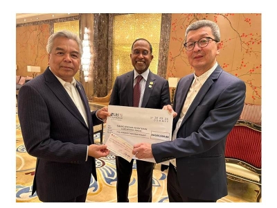 Lembaga Pemegang Amanah LBS Foundation,Tan Sri Lim Hock San (kanan), menyerahkan sumbangan kepada Ketua Setiausaha Kementerian Luar Negeri, Datuk Sri Amran Mohamed Zin (kiri) sambil disaksikan Menteri Luar Negeri, Datuk Seri Dr. Zambry Abdul Kadir di China World Hotel, Beijing, semalam.
