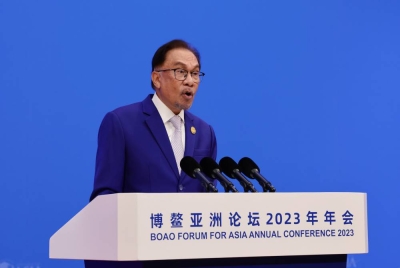 Anwar menyampaikan ucapan pada Forum Boao bagi Persidangan Tahunan Asia (BFA 2023) pada Khamis. - Foto Bernama
