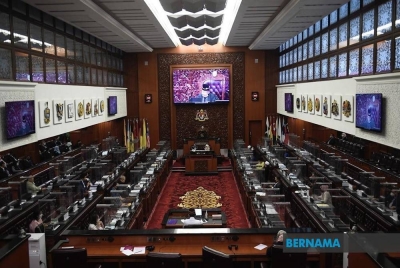 Ahli Dewan Negara bertindak berdiri selama satu minit dengan sebelah kaki sebagai tanda sokongan dan bersolidariti kepada Senator Isaiah Jacob.