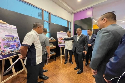 Mohamed Khaled (tiga dari kanan) mengadakan lawatan kerja di USM pada Isnin.