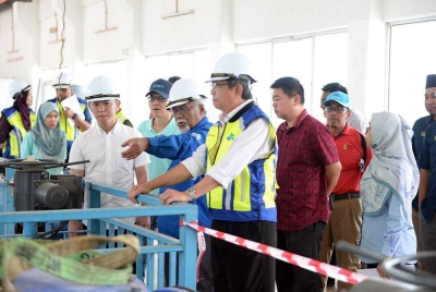 Mohammad Nizar mendengar penerangan daripada Ishak (enam dari kanan) ketika melawat LRA Teluk Kepayang, Bota pada Isnin.