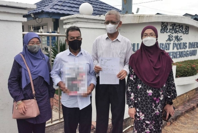 Ahmad Kashfi (dua dari kanan) bersama sebahagian ahli keluarga selesai membuat laporan polis di IPD Kuala Terengganu pada Isnin.