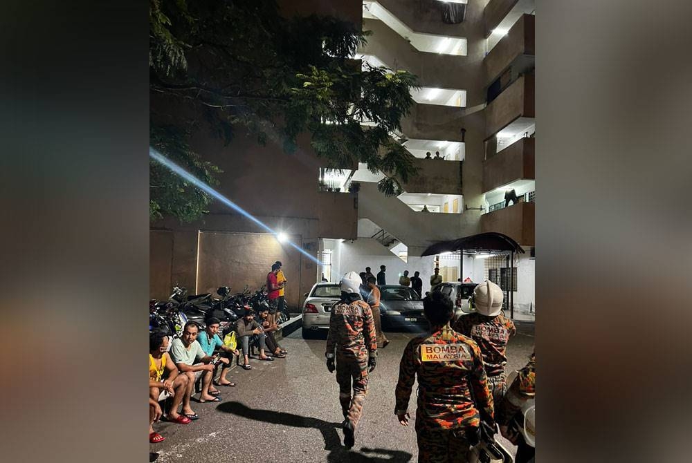 Anggota bomba menjalankan pemantauan di sekitar bangunan.