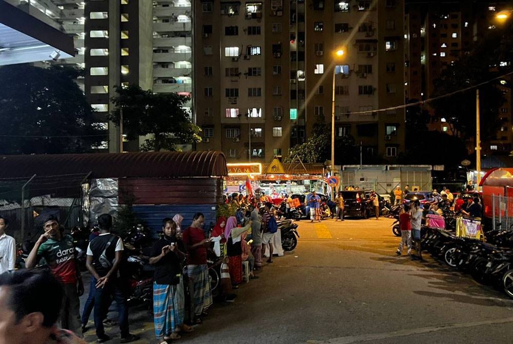 Penduduk Flat Pudu Impian, Kuala Lumpur berkumpul di luar bangunan selepas gempa bumi bermagnitud 6.2 melanda Wilayah Nias, Sumatera Utara, Indonesia pada Isnin turut dirasai di kawasan itu. - Foto Bomba KL