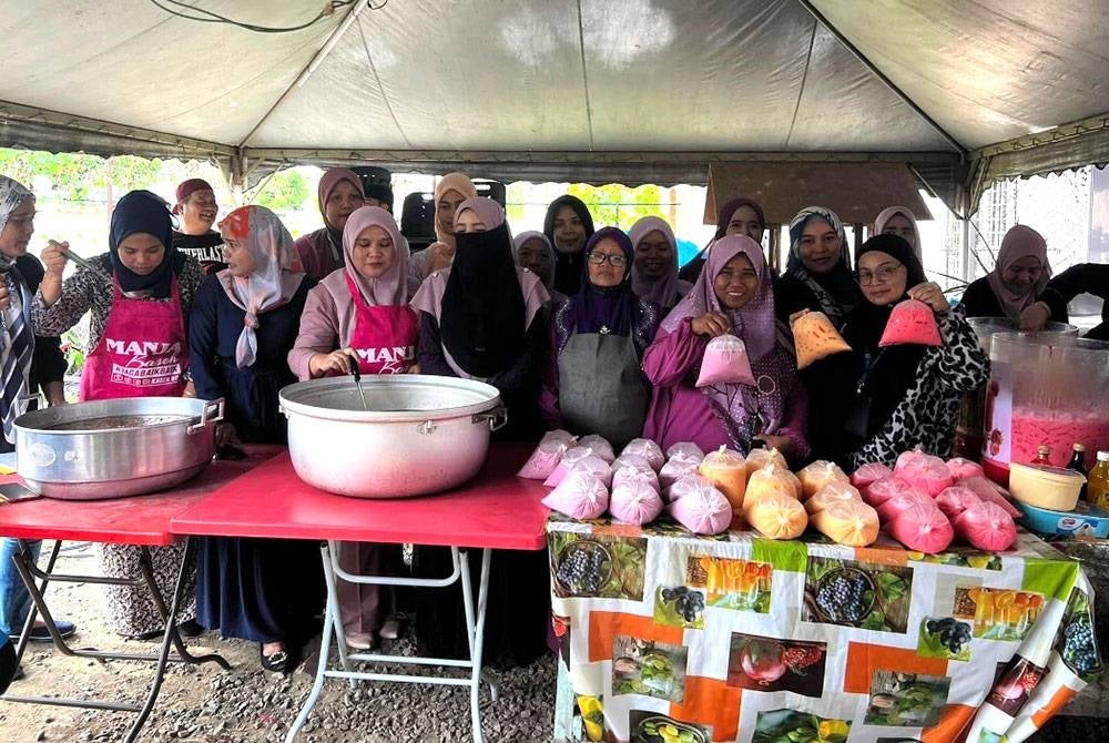 Para pengamal media yang melapangkan waktu bersama-sama menceriakan keluarga asnaf.