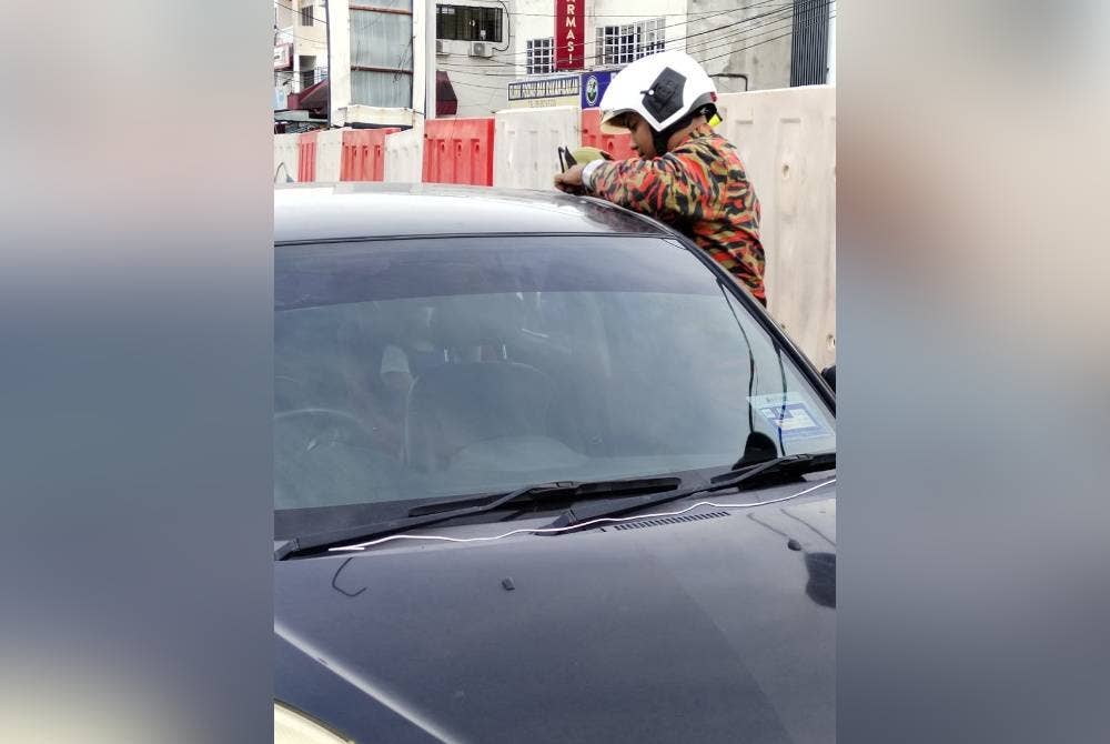 Anggota bomba dan penyelamat ketika membuka pintu kenderaan berkenaan dengan menggunakan peralatan khas.