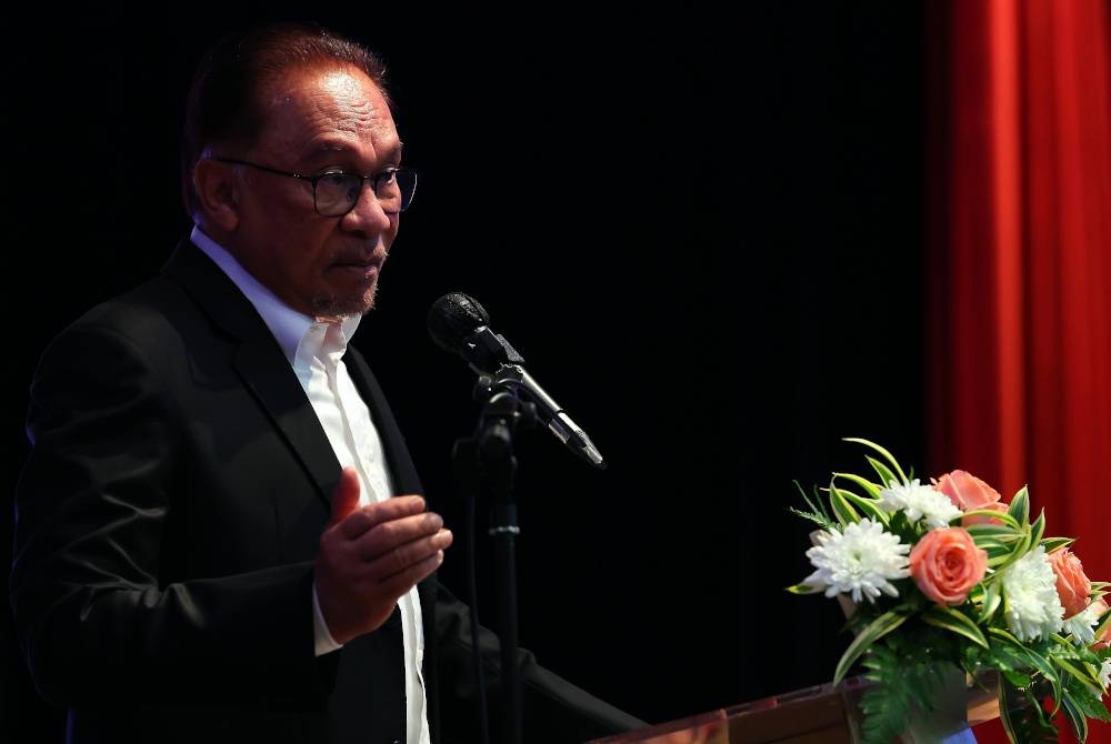 Perdana Menteri Datuk Seri Anwar Ibrahim yang juga Menteri Kewangan berucap pada Perhimpunan Bulanan Kementerian Kewangan, pada Selasa. - Foto Bernama