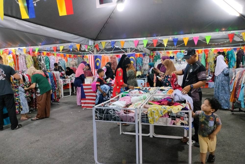 Suasana di Butik Rahmah RUTC Klebang di sini, seolah-olah orang ramai sedang membeli belah.