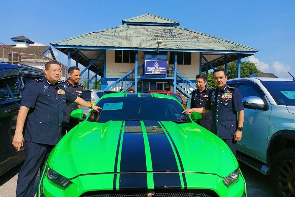 Tiga kenderaan antaranya Ford Mustang turut disita dalam serbuan makmal haram dadah di Pantai Remis, Manjung pada Sabtu lalu.