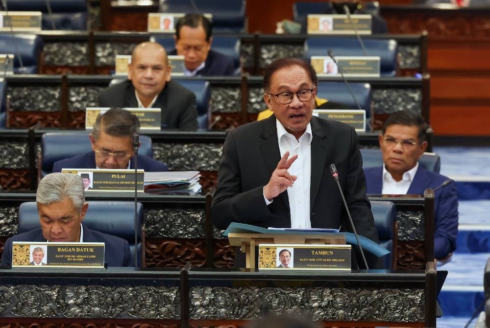 Anwar yang juga Menteri Kewangan ketika Sesi Soal Jawab Perdana Menteri pada Mesyuarat Pertama Penggal Kedua Parlimen ke-15 di Bangunan Parlimen pada Selasa. - Foto Bernama