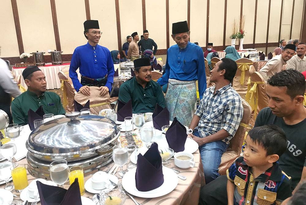 Shaikh Harun (empat dari kanan) beramah mesra bersama tetamu jemputan ketika menghadiri majlis iftar bagi menyantuni seramai 60 asnaf MAIDAM 2023, di Primula Beach Hotel, di Kuala Terengganu pada Selasa.
