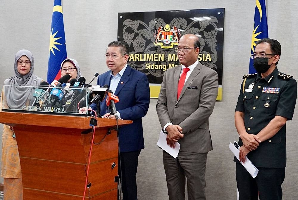 Salahuddin ketika sidang akhbar di Lobi Parlimen pada Selasa.