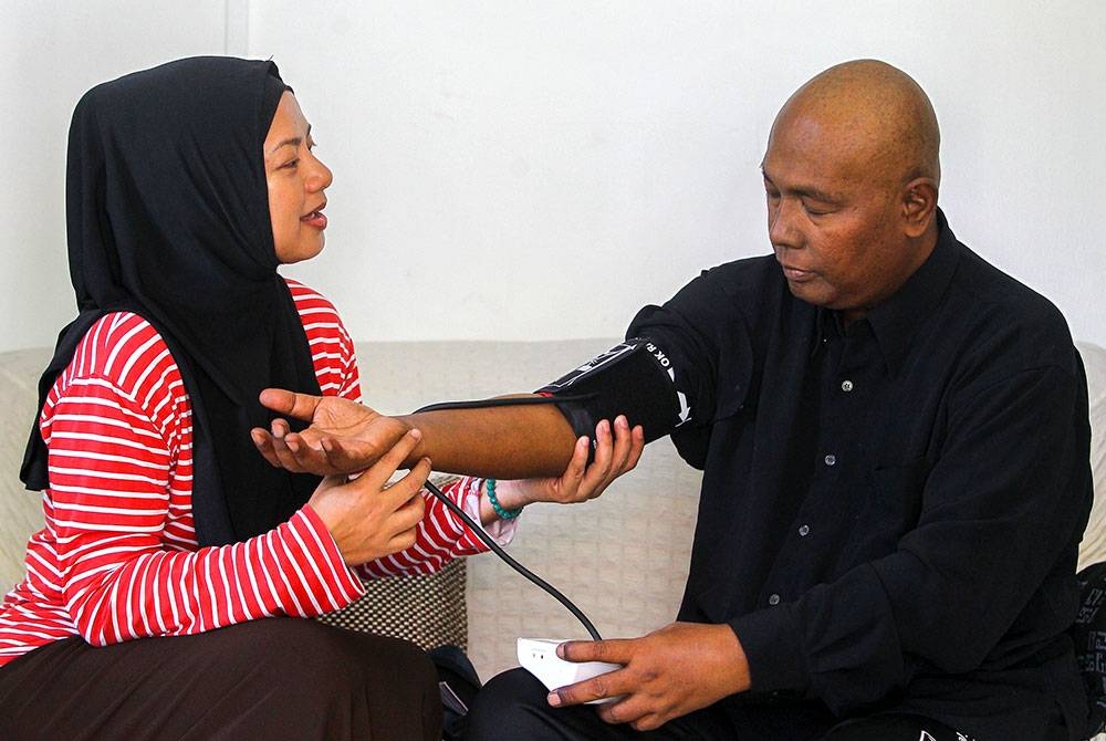 Sarimah sentiasa memantau kesihatan dan memeriksa tekanan darah Ibnor Riza.