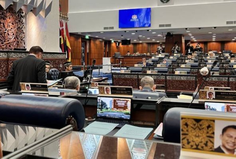 Gambar daripada Fahmi Fadzil menunjukkan tiga kerusi pembangkang di hadapan Perdana Menteri kosong ketika sesi PMQT pada Selasa. - Foto Twitter Fahmi Fadzil