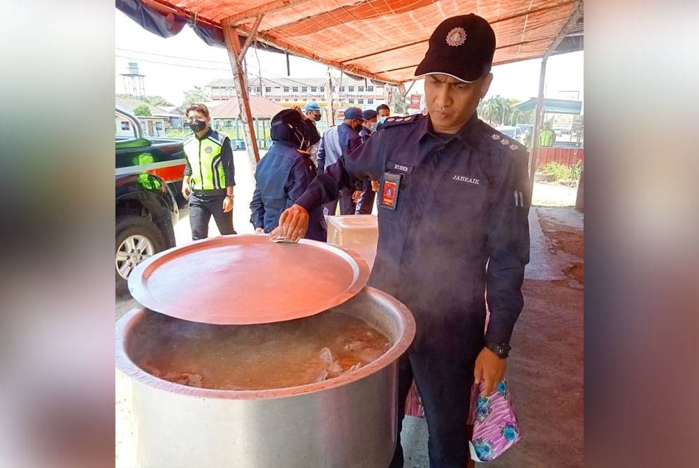 Salah seorang pegawai Jaheaik menunjukkan makanan yang siap sedia untuk dijual seawal jam 11.30 pagi di kedai berkenaan.