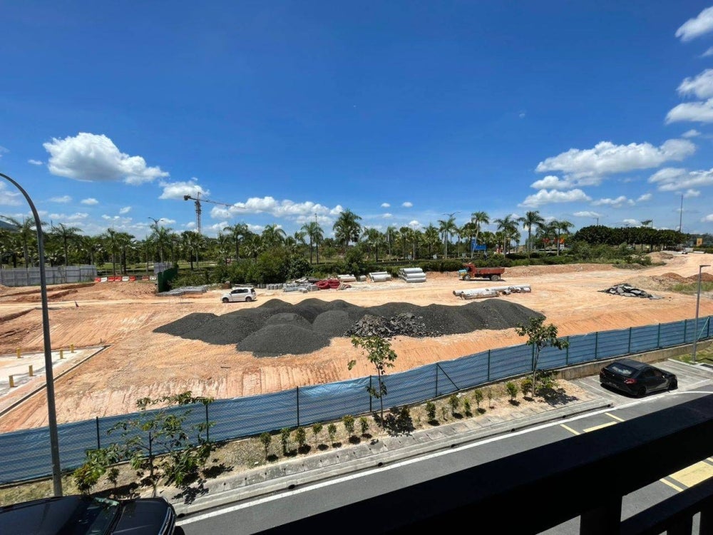 Projek bersebelahan SK Nilai Impian didakwa hanya dipisahkan dengan kanvas yang dipasang pada pagar sekolah.