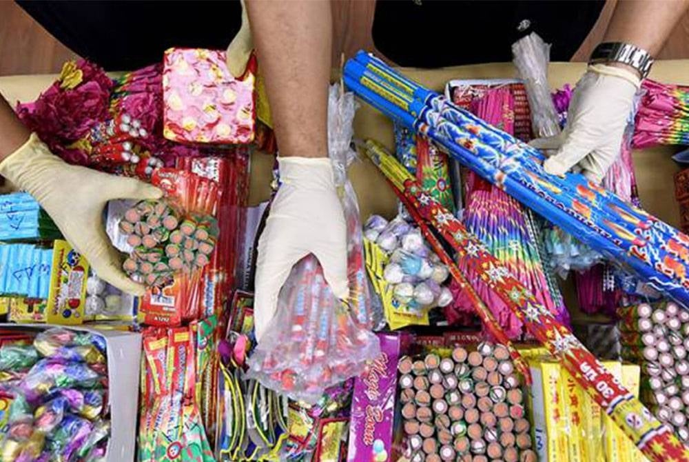 Polis menahan dua lelaki kerana dipercayai memiliki pelbagai jenis mercun dan bunga api tanpa lesen, dalam dua serbuan berasingan di Mersing. - Gambar hiasan