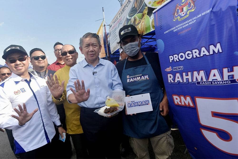 Salahuddin (dua dari kanan) membuat lawatan ketika Jelajah Bazar Ramadan Rahmah di Bazar Ramadan Dataran Esplanade Eco Grandeur Park Pucak Alam pada Selasa. - Foto Bernama
