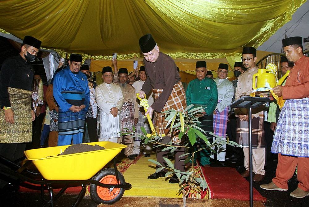 Sultan Nazrin (tengah) berkenan menanam anak pokok kayu manis pada Majlis Perasmian Masjid Jamek Taman Yayasan di Taiping pada Selasa. - Foto Bernama