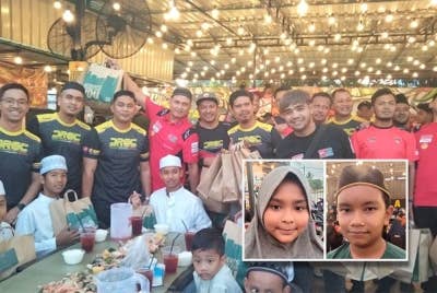 Mohd Shahmi (tiga dari kiri) bersama pelajar tahfiz yang menerima sumbangan daripada Kelab Ducati Kelantan. (Gambar kecil: Syaza Alisha dan Mohd Irsyad Isqandar)