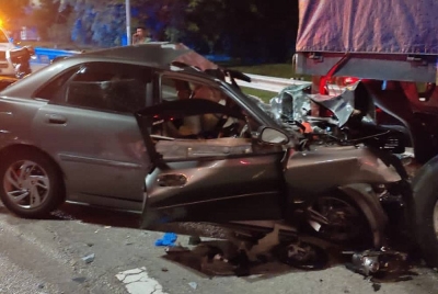 Pemandu kereta Proton Waja disahkan meninggal dunia selepas melanggar belakang sebuah lori dalam kejadian awal pagi Selasa.