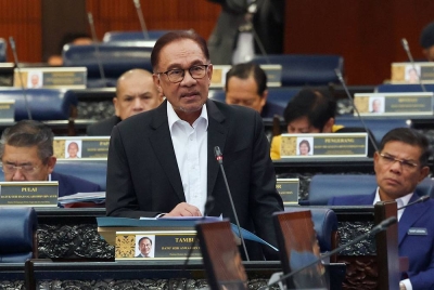 Perdana Menteri Datuk Seri Anwar Ibrahim yang juga Menteri Kewangan ketika Sesi Soal Jawab Perdana Menteri pada Mesyuarat Pertama Penggal Kedua Parlimen ke-15 di Bangunan Parlimen hari ini. - Foto Bernama