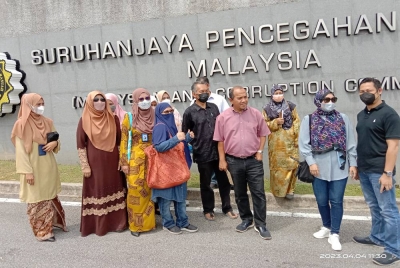 Sekumpulan individu mendakwa urusan umrah dibatalkan pada saat akhir selain wang yang dibayar gagal dipulangkan.