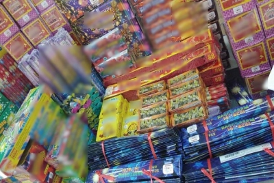 Polis menahan dua lelaki tempatan serta merampas pelbagai jenis mercun dipercayai diseludup dari negara jiran dianggarkan bernilai RM10,000 dalam satu serbuan di Kampung Beris Cawat di Kuala Besut, Jertih Ahad lalu. - Gambar hiasan