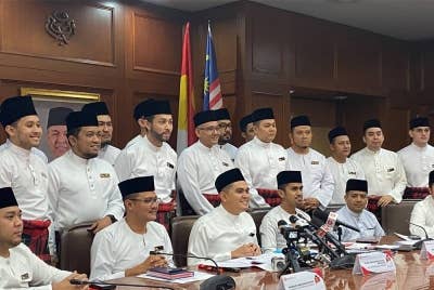 Dr Akmal (duduk, tengah) ketika sidang akhbari pada Selasa.