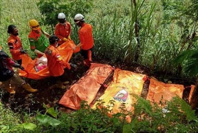 Polis menemukan mayat mangsa dipercayai akibat diracun, di ladang Desa Balun serta penemuan tiga kubur mangsa lain yang majoriti dari luar Banjarnegara termasuk dari Palembang. - Foto Detikcom